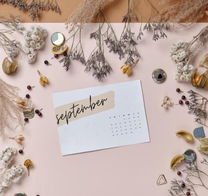 Calendrier entouré de fleurs séchées, pour suivre les effets de la contraception sur le cycle et le désir