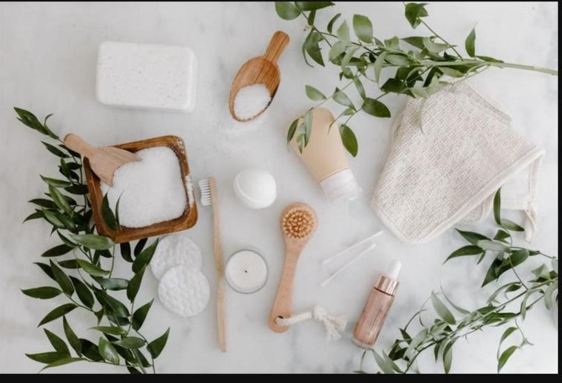 Essentiels de bien-être et de soins intimes en flatlay, pour illustrer l'importance de prendre soin de soi quand on est maman