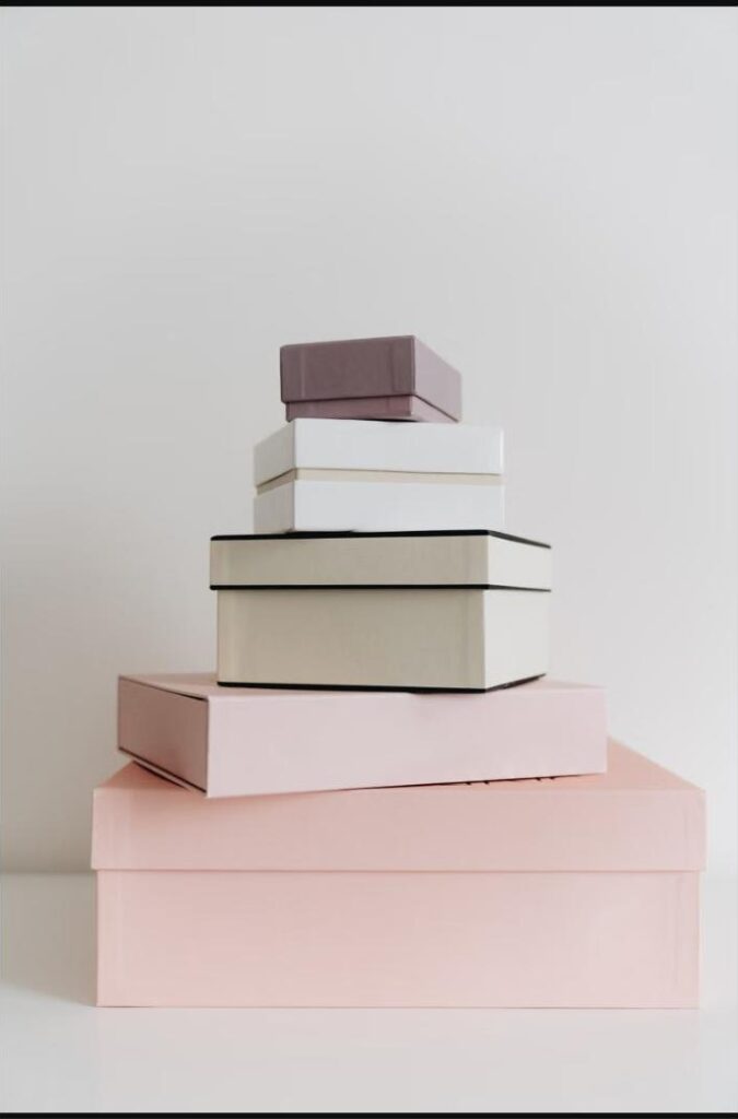 Boîtes empilées aux tons pastel, symbole de découverte pour un premier accessoire de plaisir