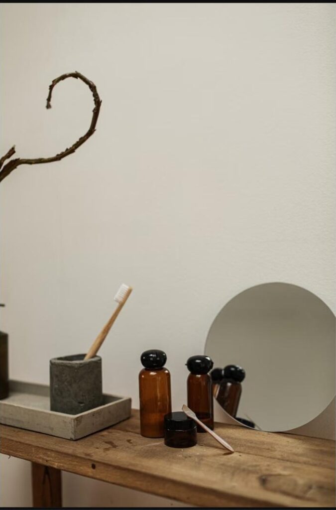 Étagère de salle de bain épurée avec flacons et brosse à dents, ambiance rangement et hygiène