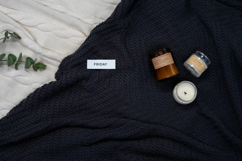 Bougies allumées sur un plaid douillet, ambiance cocooning et détente - ambiance cocooning
