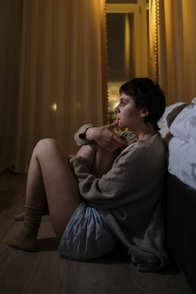 Femme pensive évoquant une baisse de libido, moment de calme et d'introspection