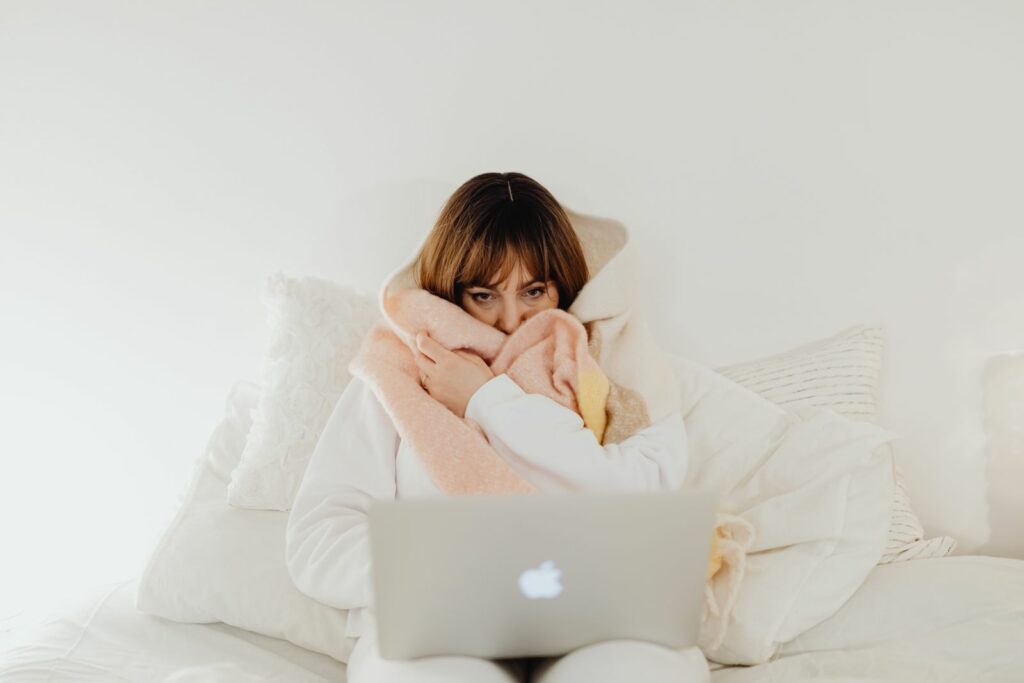 Femme enveloppée dans une couverture douce, moment de douceur post-partum